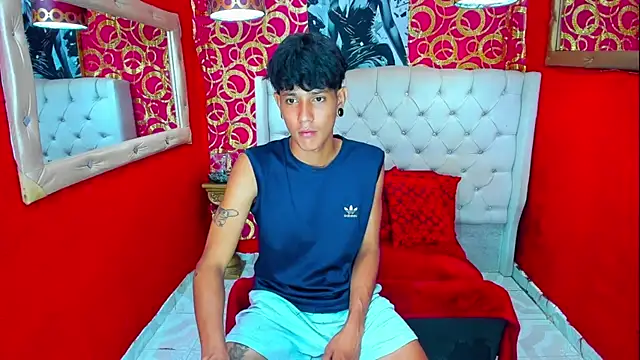 Snapshot of straightyoungpein chatting on April 14, 2026, 4:40 am straightyoungpein online show from April 14, 2026, 4:40 am