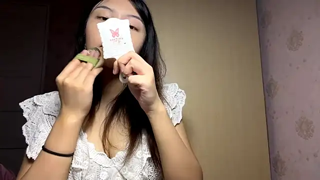 MinnaHannaman online show from April 18, 2026, 3:43 am