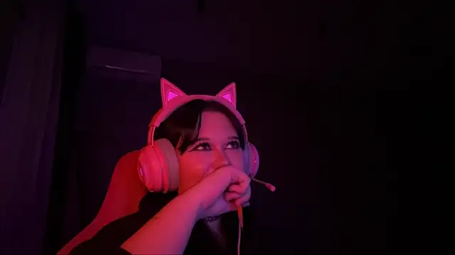 Alinalovelove online show from April 15, 2026, 7:58 pm