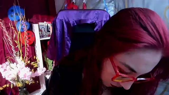 Snapshot of Queenscarlettsecret chatting on July 6, 2026, 1:41 pm Queenscarlettsecret online show from July 6, 2026, 1:41 pm