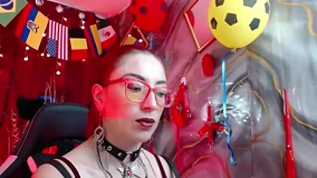 Snapshot of Queenscarlettsecret chatting on July 16, 2026, 1:06 pm Queenscarlettsecret online show from July 16, 2026, 1:06 pm