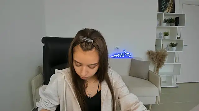 BrunaLinklater online show from April 18, 2026, 11:36 am