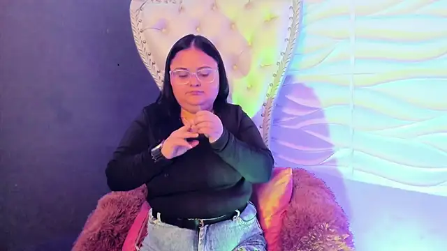 Luna  Cortez online show from May 18, 2026, 3:13 am