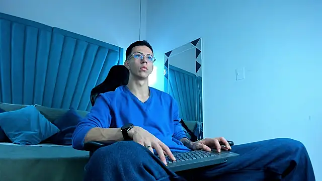 OliverThompsonJS online show from June 18, 2026, 4:46 am