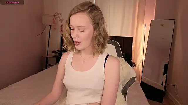 EvaHamilton online show from June 17, 2026, 11:05 pm
