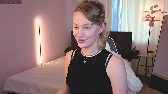 EvaHamilton online show from July 27, 2026, 11:45 pm