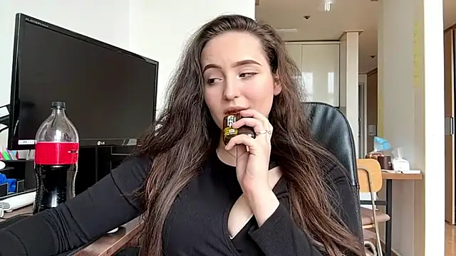 Emilly Cart online show from June 10, 2026, 3:07 am