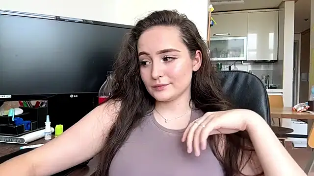 Emilly Cart online show from June 12, 2026, 3:16 am