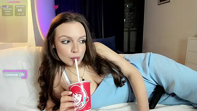 sweettitsbby online show from June 4, 2026, 6:25 pm