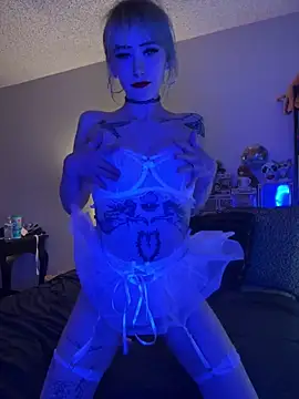 ambvlantMia online show from April 22, 2026, 10:33 pm