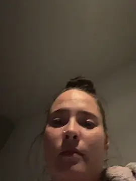 Snapshot of Poppylooloo chatting on May 1, 2026, 8:02 pm Poppylooloo online show from May 1, 2026, 8:02 pm