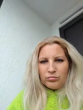 Divineblond online show from May 17, 2026, 3:30 pm