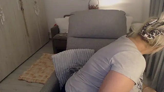 Divineblond online show from May 25, 2026, 7:09 pm