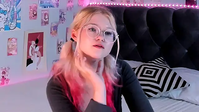 LunariaFox online show from May 31, 2026, 6:09 pm