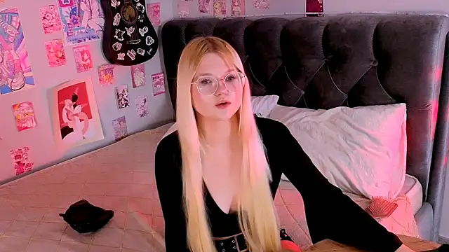 Snapshot of LunariaFox chatting on July 9, 2026, 2:54 pm LunariaFox online show from July 9, 2026, 2:54 pm