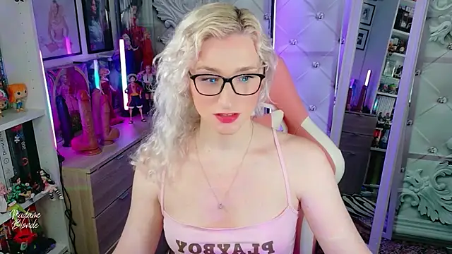 Snapshot of Madame_Blonde chatting on June 3, 2026, 1:57 pm Madame Blonde online show from June 3, 2026, 1:57 pm