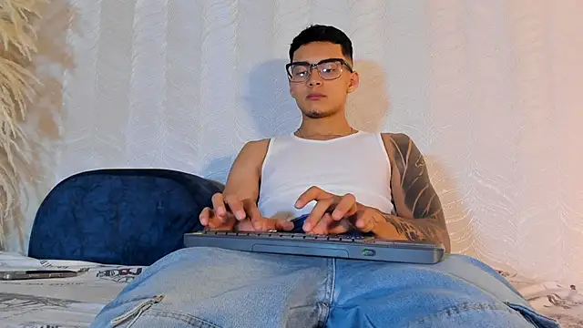 Snapshot of Alan_Salazar chatting on June 11, 2026, 5:44 pm Alan Salazar online show from June 11, 2026, 5:44 pm