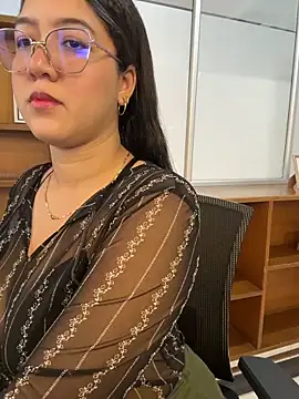Chloe Thomsoon  online show from June 6, 2026, 8:02 pm