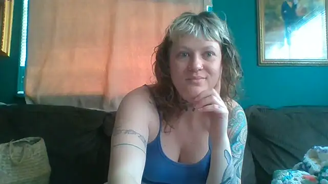 Snapshot of RosieSwitchBitch chatting on June 15, 2026, 10:39 am RosieSwitchBitch online show from June 15, 2026, 10:39 am