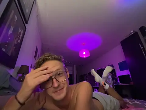 BlondieVelvet online show from May 5, 2026, 9:28 am