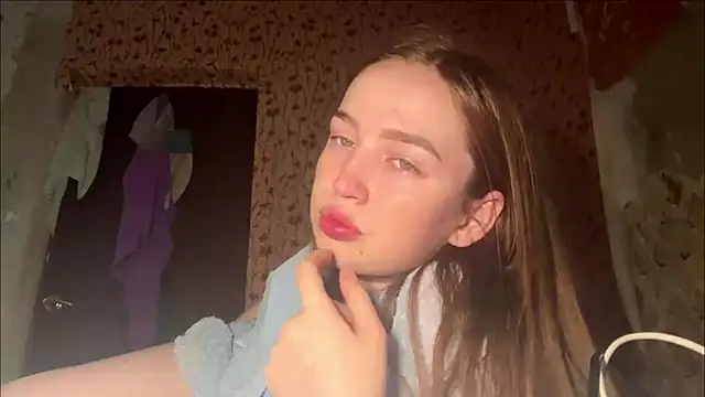 Chloooee online show from May 12, 2026, 3:20 pm