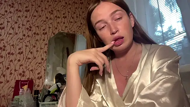 Chloooee online show from July 27, 2026, 1:51 pm