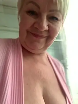 Snapshot of Laura_Miillf chatting on May 4, 2026, 4:25 pm Laura Miillf online show from May 4, 2026, 4:25 pm
