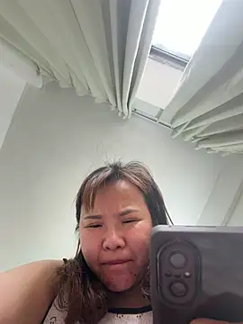 Snapshot of Yanzi-mm chatting on April 29, 2026, 5:44 am Yanzi-mm online show from April 29, 2026, 5:44 am