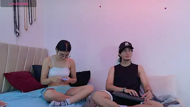 sweetauracouple online show from June 21, 2026, 12:19 pm