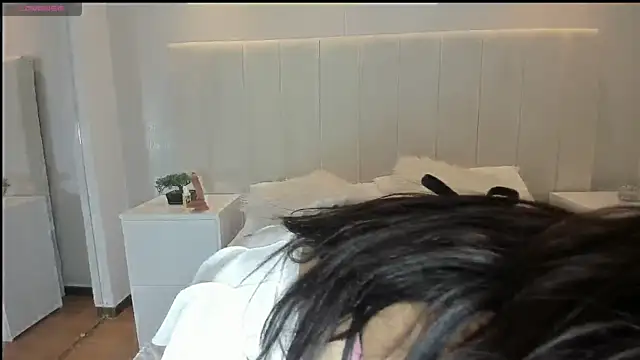 laura scott  online show from April 30, 2026, 11:38 am