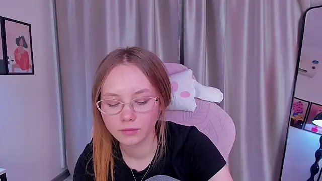 FloraLarsson online show from May 8, 2026, 4:45 pm