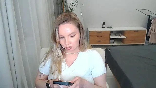 Snapshot of PolinaXXXXXJones chatting on May 7, 2026, 6:35 pm PolinaXXXXXJones online show from May 7, 2026, 6:35 pm