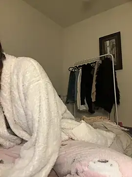 daisycollins online show from May 6, 2026, 12:43 pm