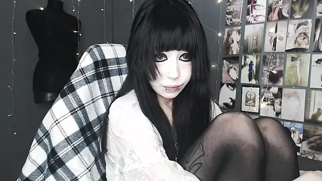 lucy8bit online show from May 3, 2026, 9:32 pm