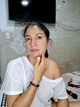 Snapshot of Rosa1079 chatting on June 7, 2026, 3:32 am Rosa1079 online show from June 7, 2026, 3:32 am