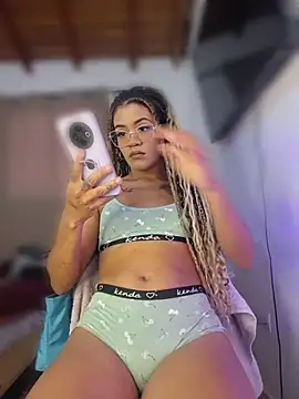 Alondra1810 online show from May 18, 2026, 5:52 pm