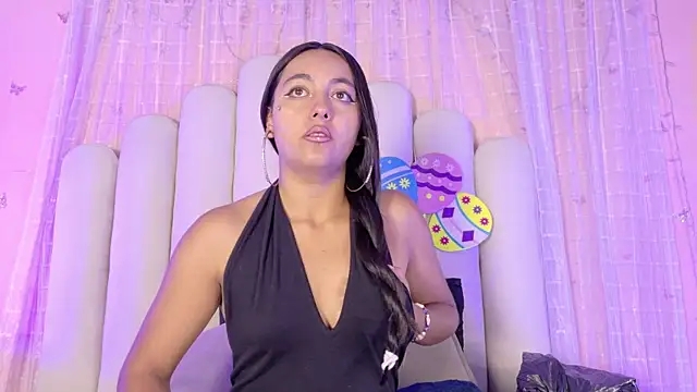 Hollyyqueen  online show from June 23, 2026, 7:23 pm