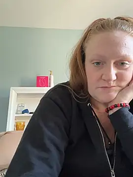 Kellilyn10 online show from June 3, 2026, 2:44 pm