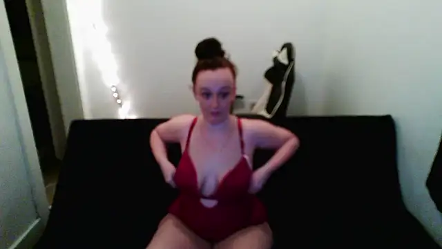 PeechyXOXO online show from May 6, 2026, 4:41 am