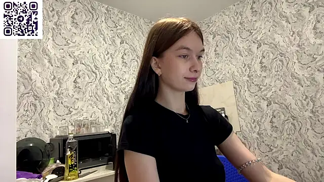 HinaDesire online show from June 6, 2026, 8:24 pm