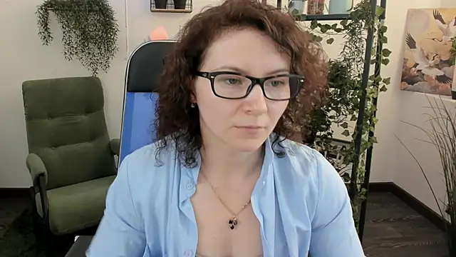 AureliaGleam online show from May 18, 2026, 1:45 am