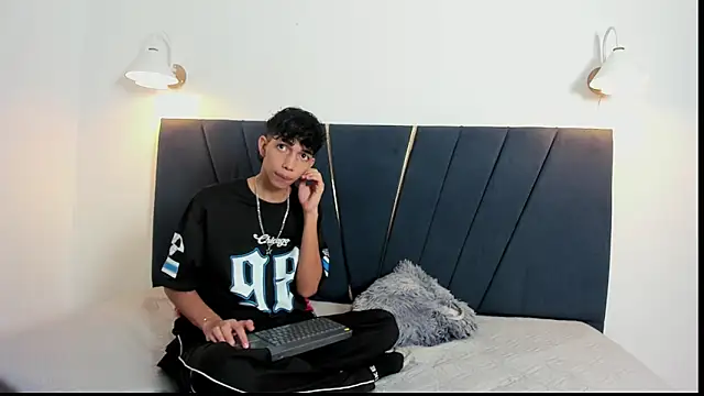 ero boy40 online show from May 17, 2026, 3:15 am