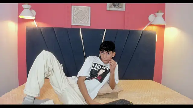 ero boy40 online show from May 29, 2026, 3:26 am