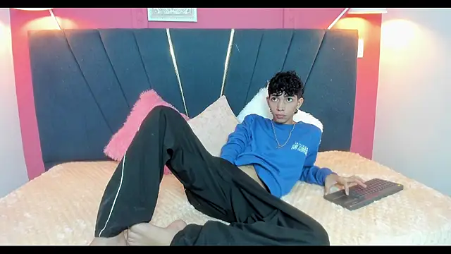 ero boy40 online show from June 3, 2026, 4:48 am