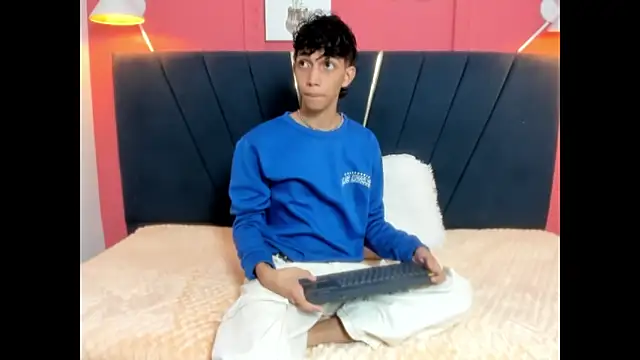 ero boy40 online show from June 11, 2026, 3:59 am