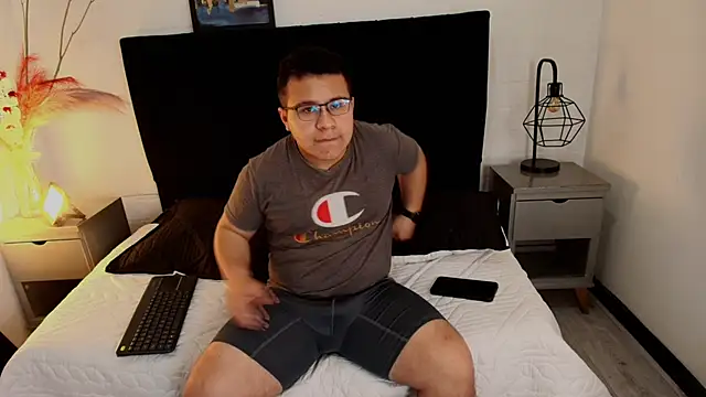 ThiiagoSaenz online show from May 9, 2026, 12:54 pm