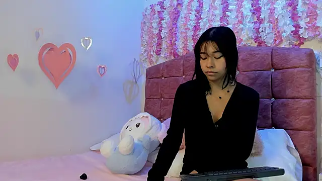 Naomy Bloom online show from May 13, 2026, 7:22 pm