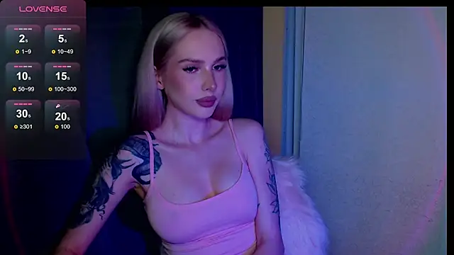 Snapshot of MichelleVelour chatting on June 15, 2026, 4:53 pm MichelleVelour online show from June 15, 2026, 4:53 pm