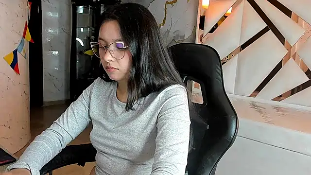 HoneyDoll tf online show from June 20, 2026, 8:33 pm