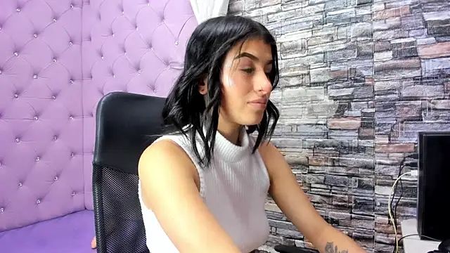 haileypetite online show from May 22, 2026, 1:06 pm